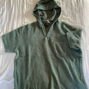 Short sleeve knitted sweatshirt with hoodie.